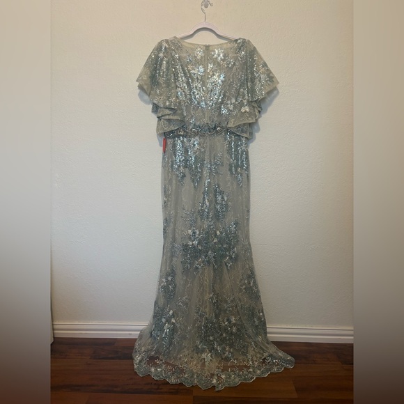Mac Duggal Bell Sleeve Floral Embellished Gown – Seafoam – Size 12 – NWT - Picture 13 of 16